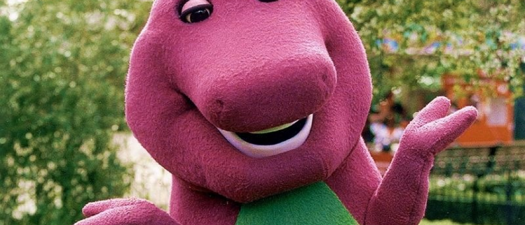 Un hombre se disfrazó de Barney para ir a ver a su novia y lo detuvieron