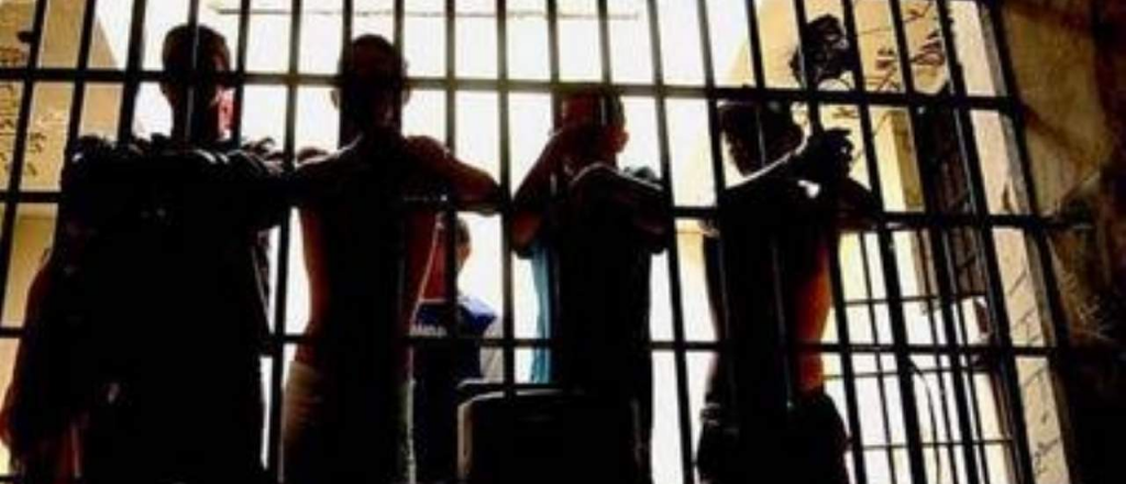 Videos: presos de Almafuerte enfrentados al director por la higiene