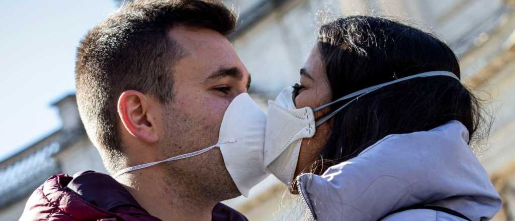 Pidieron no dar besos ni abrazos hasta que haya vacuna contra el virus