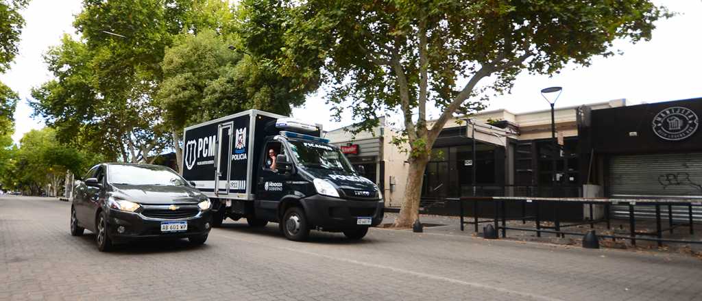 Una patinadora chocó con un auto en la Arístides y está grave en el hospital