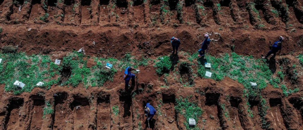 Sepultureros aceleraron las excavaciones en Brasil