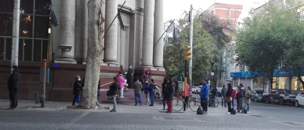 Abrirán los bancos mañana y pasado para jubilados y AUH
