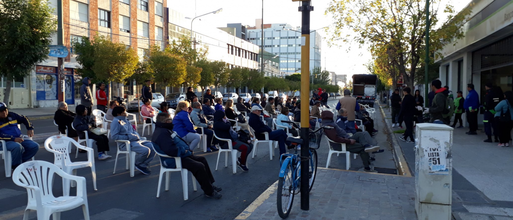 Con sillas de pl&aacute;stico amanecieron varios bancos del pa&iacute;s