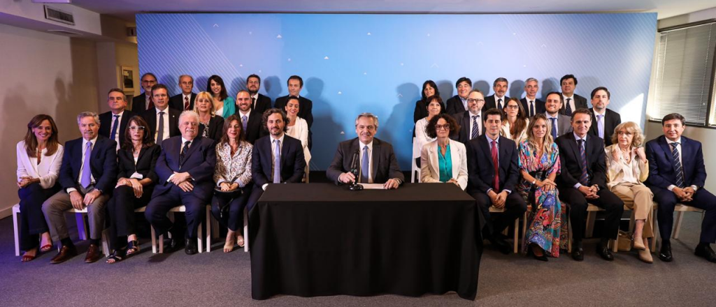 Del Gabinete "inicial", Fern&aacute;ndez s&oacute;lo mantiene a cinco ministros