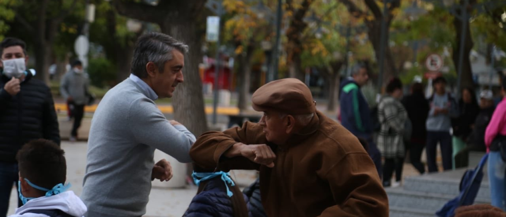 En Luján les dieron café y barbijos a los jubilados en la puerta del banco