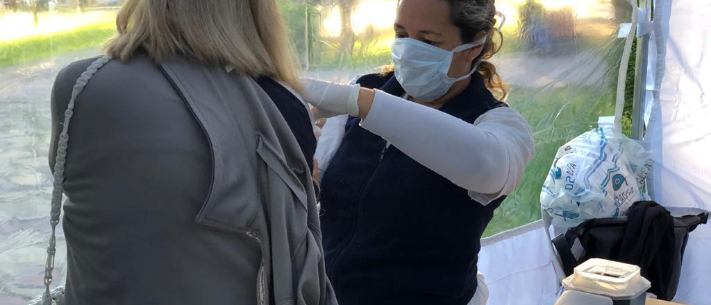 En San Rafael vacunaron contra la gripe a los jubilados en el banco