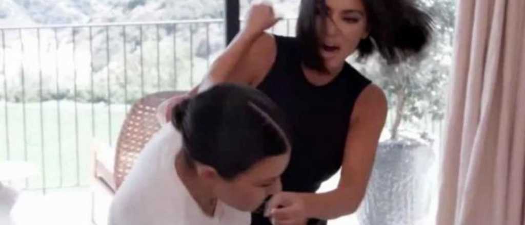 Video: la pelea a pi&ntilde;as entre las hermanas Kim y Kourtney Kardashian