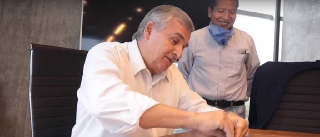 Video: el gobernador de Jujuy hizo un tutorial para fabricar barbijos en casa