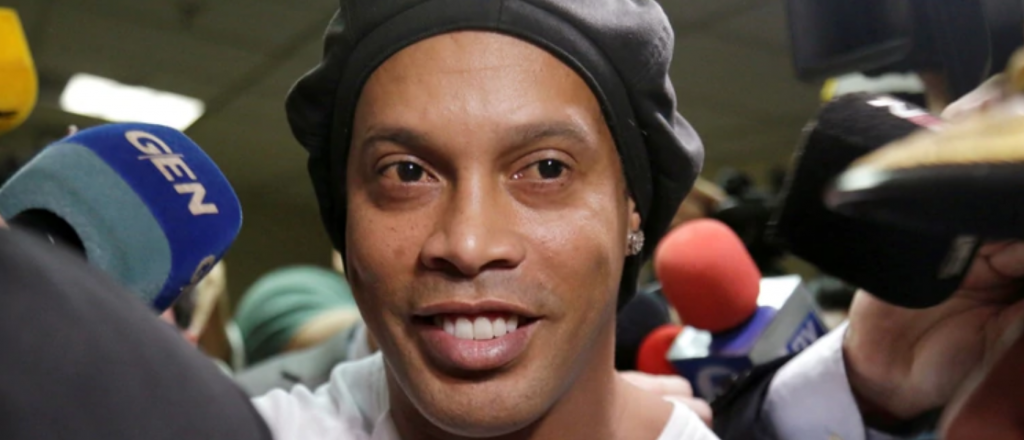 Ronaldinho habló por primera vez desde su prisión domiciliaria