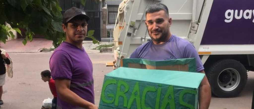Vecinos de Guaymall&eacute;n les regalaron mercader&iacute;a a los recolectores