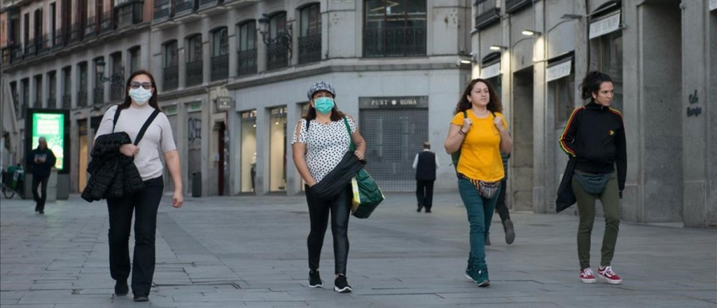 Un nuevo estudio afirma que la distancia social debe ser de 4 metros