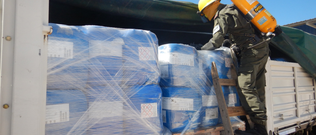 Secuestran 100 litros de sustancias peligrosas en un camión que iba a Chile