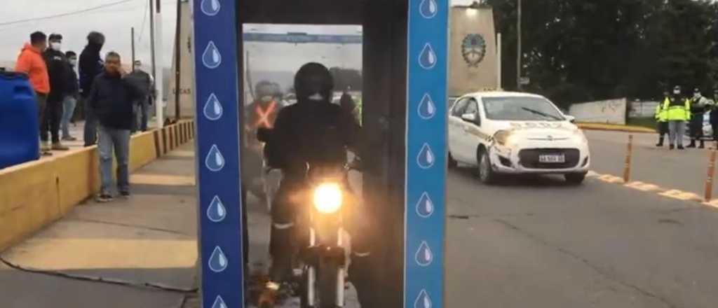 Los tucumanos inventaron un "túnel desinfectante" para motos y peatones
