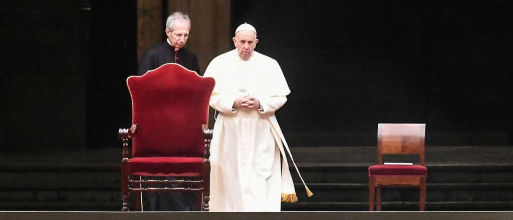 El papa Francisco realizó el Vía Crucis en el Vaticano a puertas cerradas 