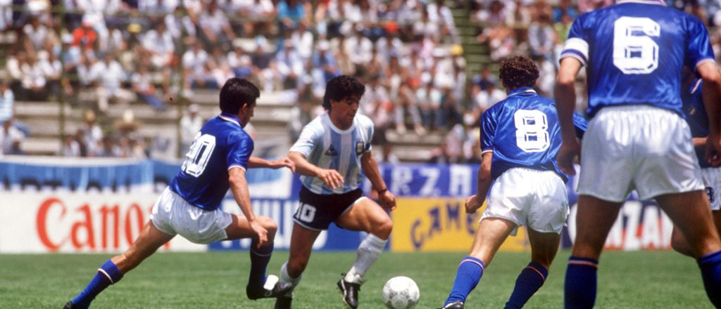 El incre&iacute;ble detalle en una foto de Maradona antes de Argentina-Italia de 1986
