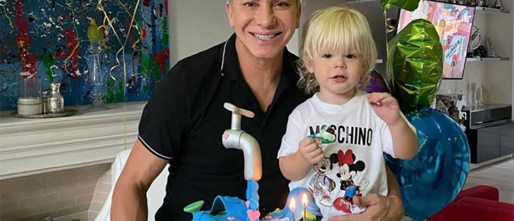 Flavio Mendoza le festej&oacute; el cumple a su hijo con una torta de coronavirus