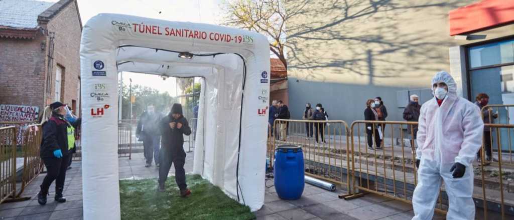 En Mendoza ya hay túneles sanitarios para prevenir el Covid-19 en los bancos