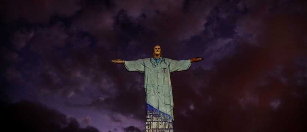 El Cristo Redentor de Río de Janeiro se vistió de médico