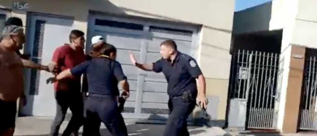 Video: atacaron e hirieron a policías que exigían cumplir el aislamiento