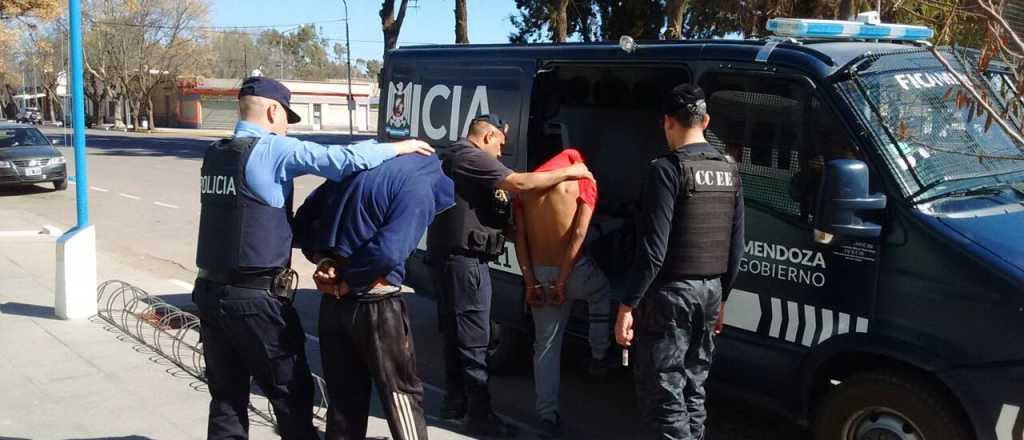 Detuvieron a un policía llevando marihuana y cocaína en Godoy Cruz