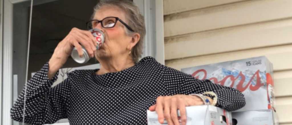 Video: tiene 93 a&ntilde;os, est&aacute; aislada, pidi&oacute; m&aacute;s cerveza y le regalaron 150 latas
