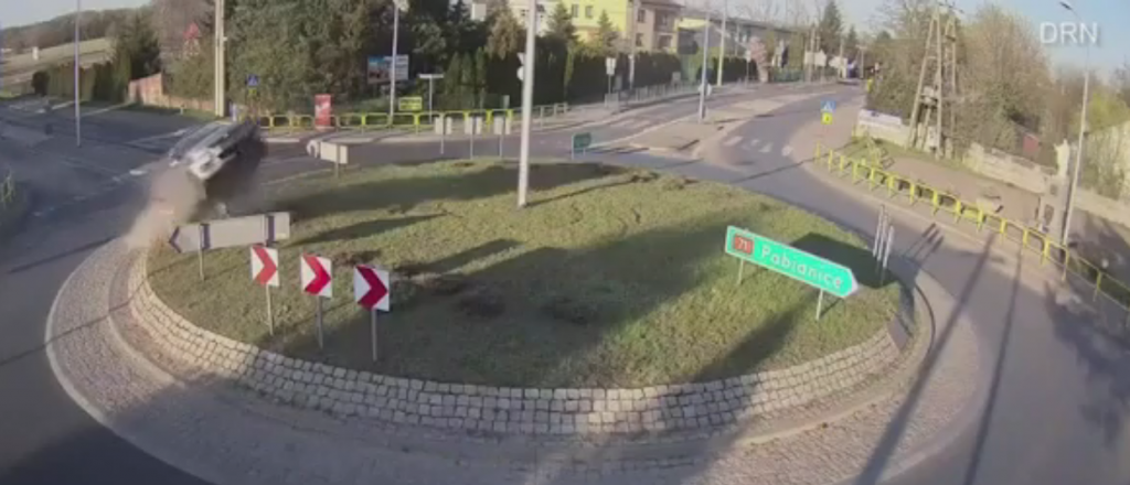 Video: se llevó puesta una rotonda a toda velocidad y su auto voló