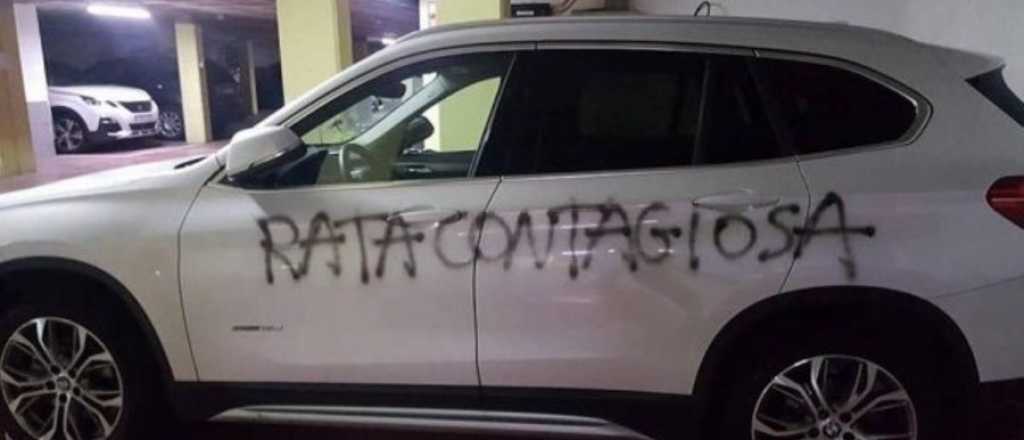 Vecinos le escribieron "rata contagiosa" al auto de una médica