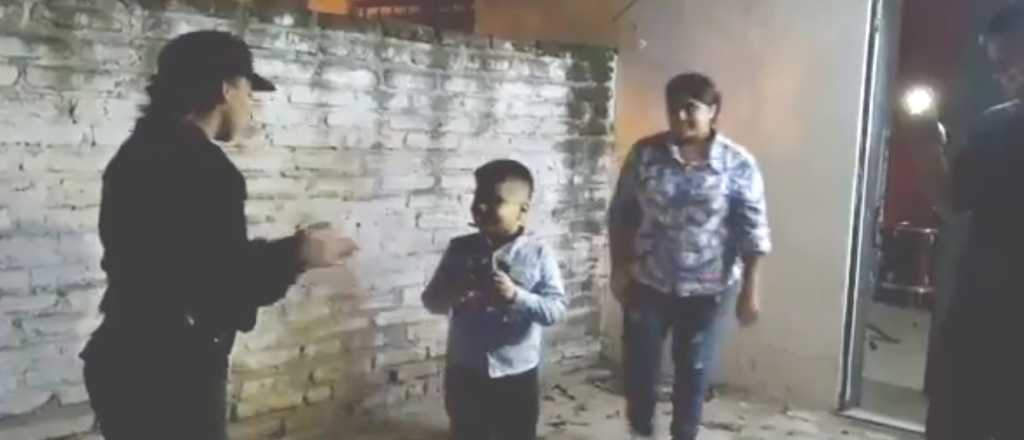 Video: la policía le cantó el feliz cumpleaños a un nene en la vereda