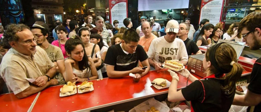 Empleados de casas de comidas rápidas cobrarán el 70% del sueldo