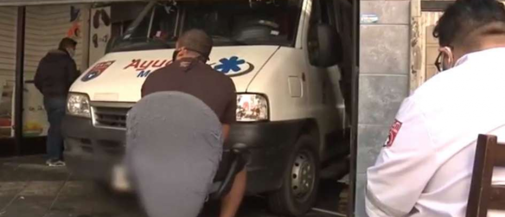 Rompieron la cuarentena para transportar pantuflas en una ambulancia