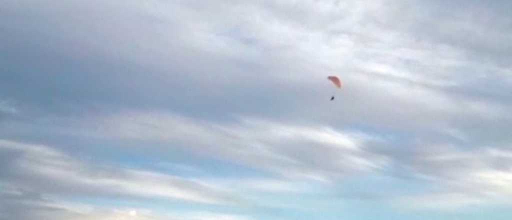 Video: un jubilado rompió el aislamiento para volar en parapente