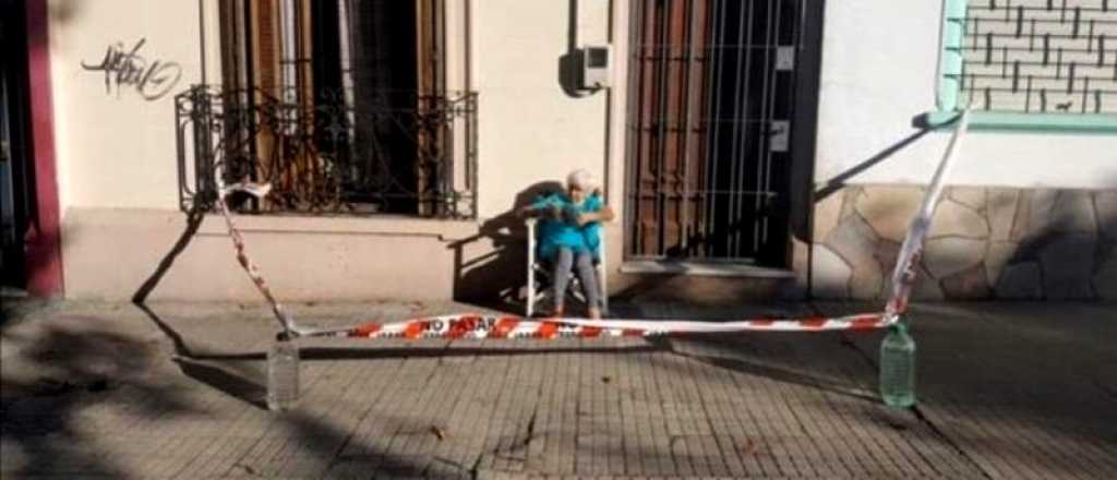 Una jubilada cerc&oacute; la vereda con cinta para salir a tomar sol y mate