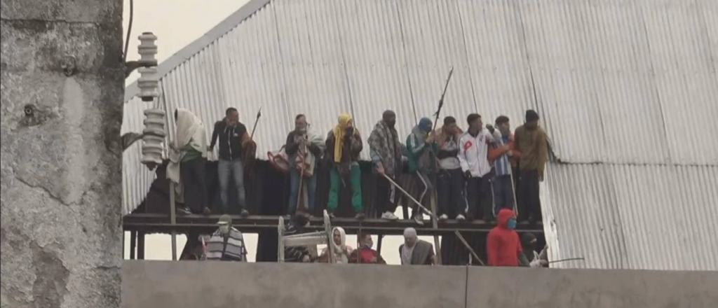 Estalló un motín en la cárcel de Devoto: presos suben a los techos