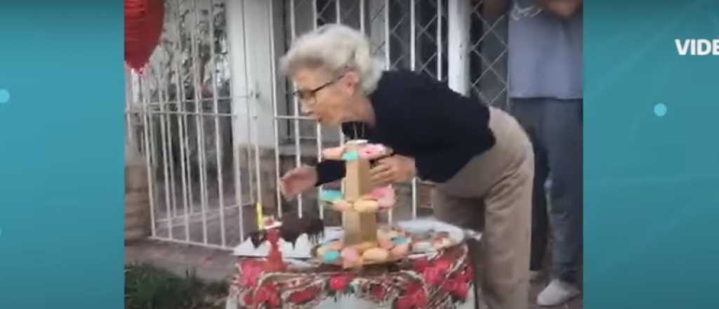 Cumplió 84 años y sus vecinos festejaron desde la vereda en San Rafael