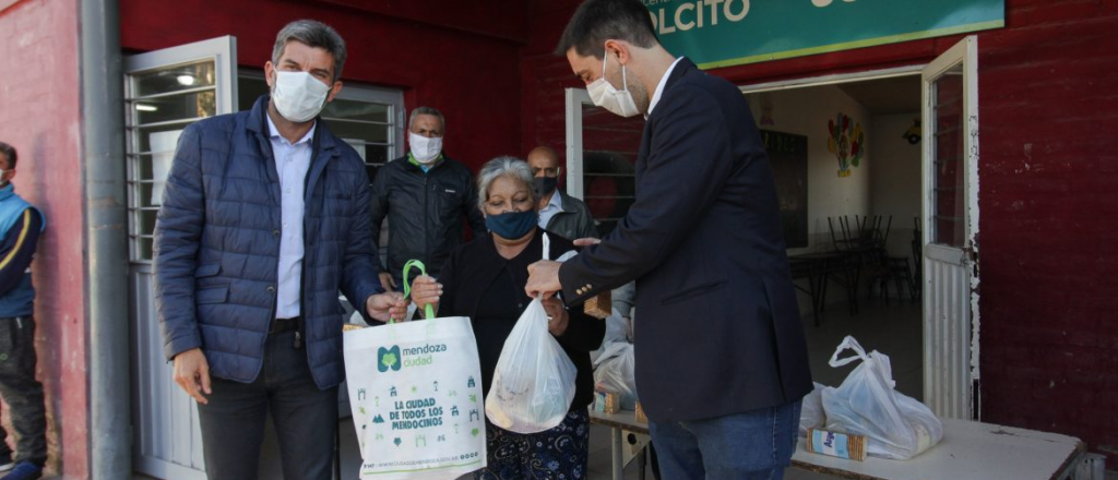 La Ciudad y el PAMI entregaron bolsones de comida a jubilados de La Favorita