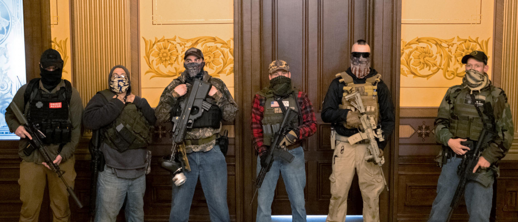 EEUU: entraron armados a un parlamento para impedir la cuarentena