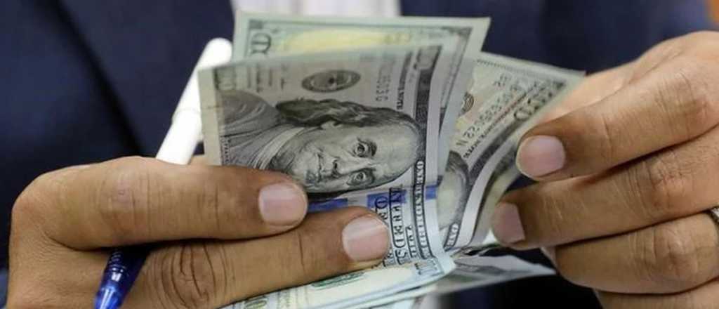 El dólar baja en los bancos y en las cuevas