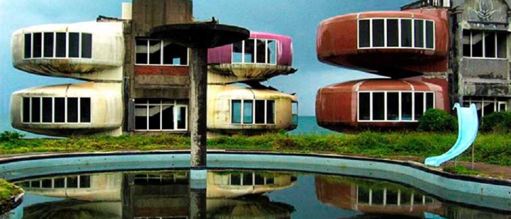 La ciudad fantasma de Taiw&aacute;n con "casas OVNI"