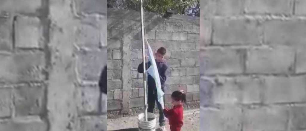 Como no pueden ir a la escuela, dos mendocinos izaron la Bandera en su casa