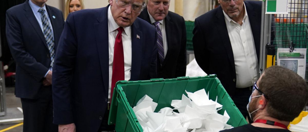 Trump visit&oacute; una f&aacute;brica de barbijos sin barbijo
