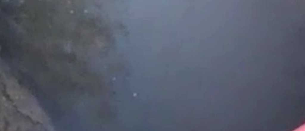 Video: vecinos de Godoy Cruz denunciaron una pérdida de agua