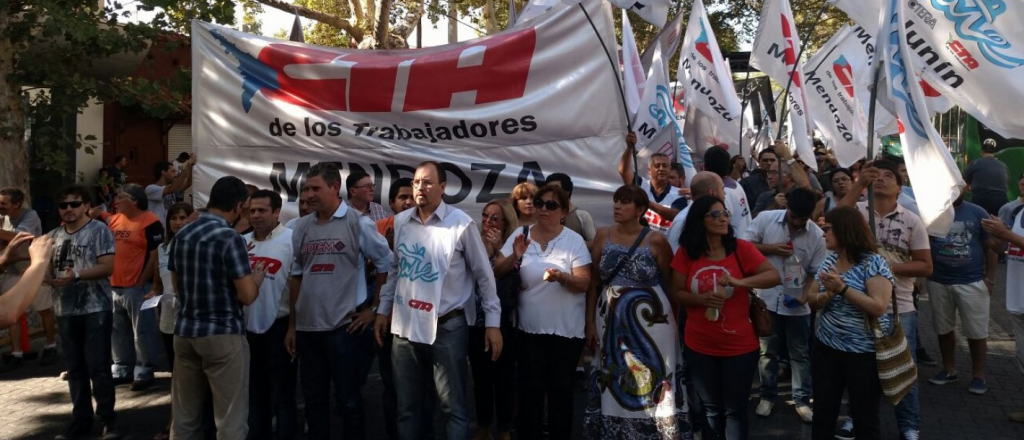La crisis de Mendoza no se resuelve sacándole dinero a los empleados públicos
