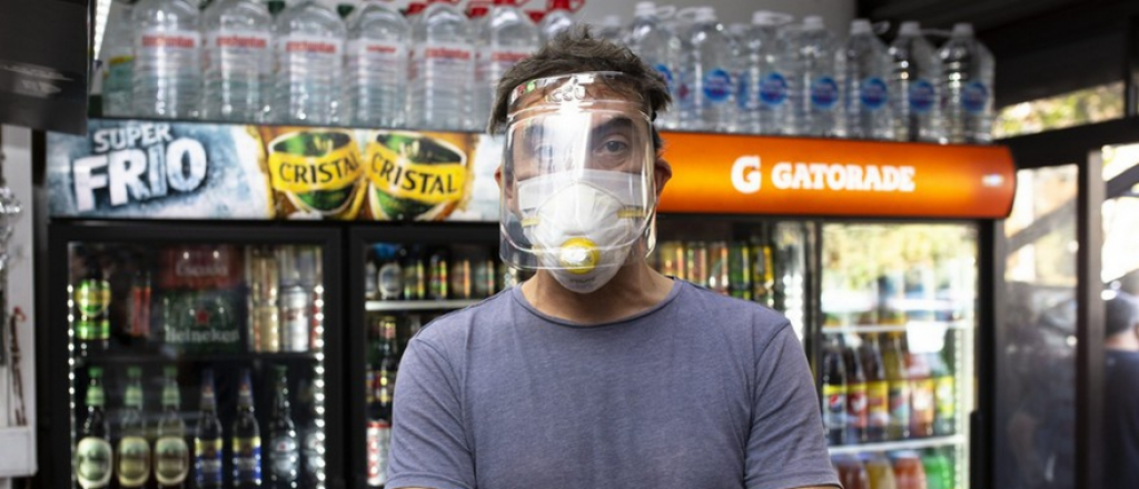 La dueña de Isenbeck fabrica máscaras con "diseño argentino" a partir de botellas