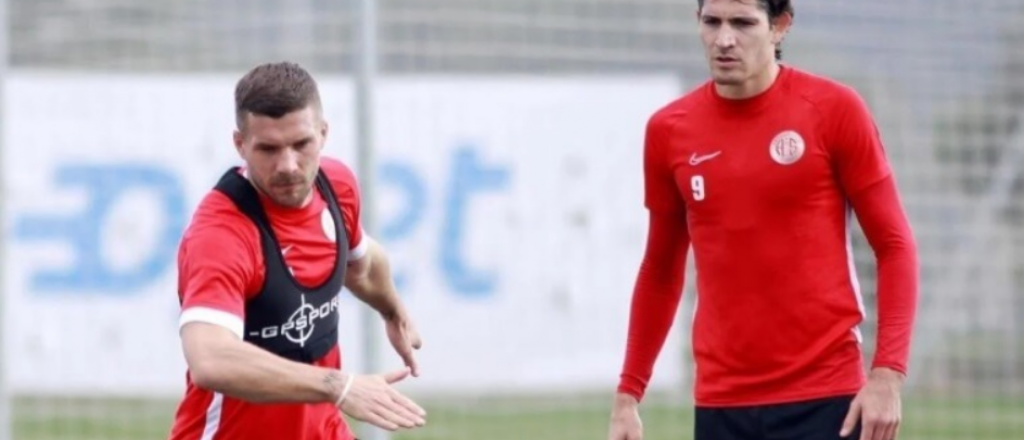 Un mendocino compañero de Podolski confirmó los rumores de Boca