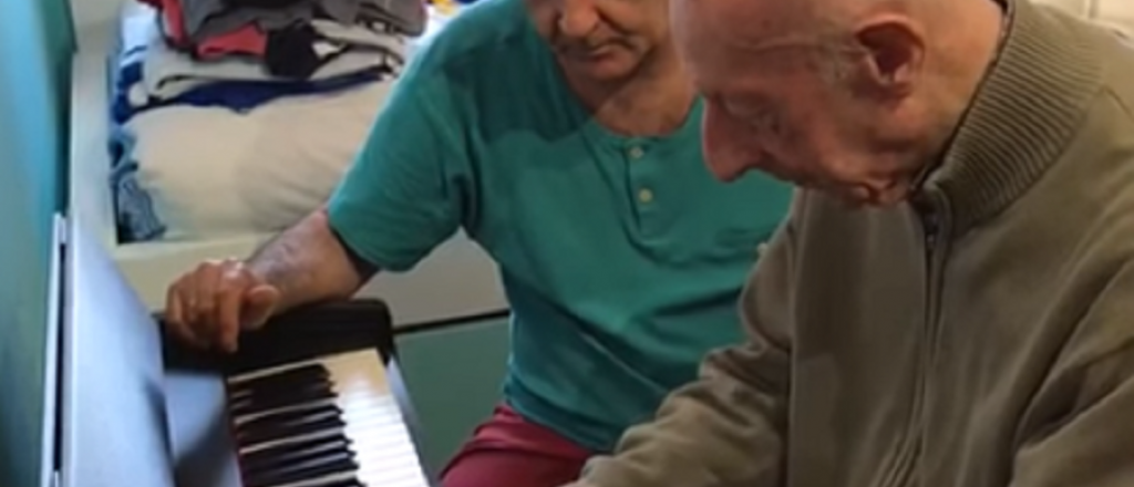 Video: tiene 101 años y Alzheimer pero conmovió tocando el piano