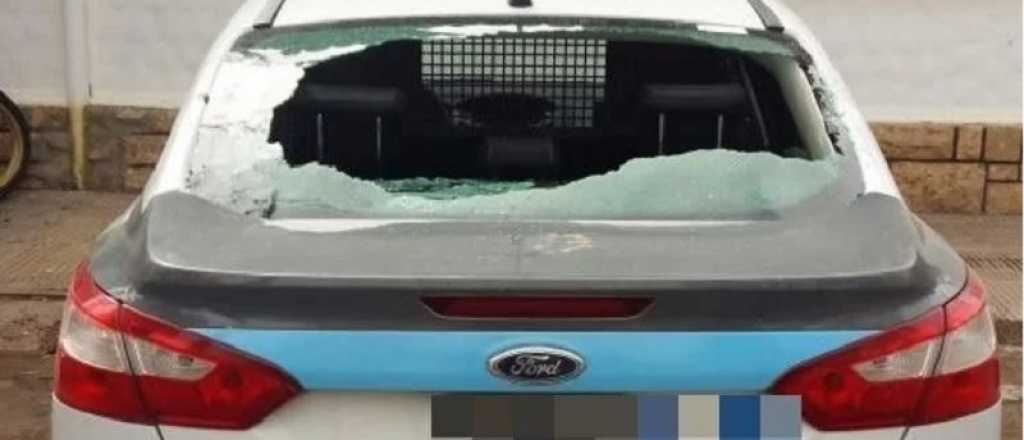 Dos j&oacute;venes ten&iacute;an sexo en el auto, los abord&oacute; la polic&iacute;a y les apedrearon el m&oacute;vil