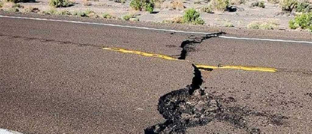 Un terremoto partió una carretera en EEUU y la arreglaron 10 horas después