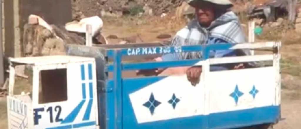 Una anciana no tiene silla de ruedas y usa un cami&oacute;n de juguete para ir a cobrar