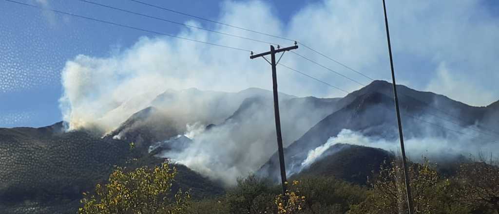 San Luis: llevan más de 40 horas tratando de apagar un incendio forestal