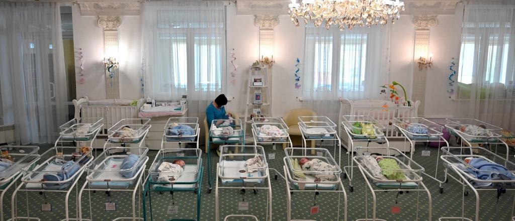 Pareja argentina tuvo un bebé  por vientre subrogado y está varado en un hotel